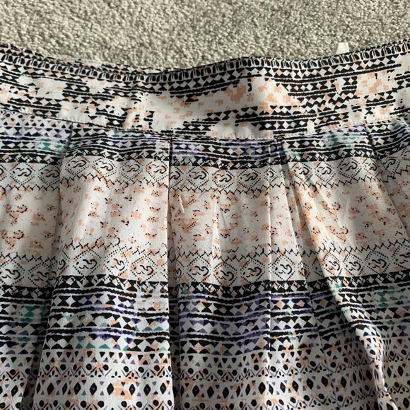 BCBGeneration tapestry pleated short - Picture 3 of 6